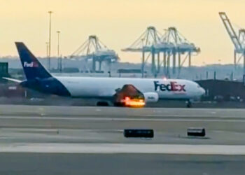 VIDEO: Avión aterriza de emergencia con un motor en llamas