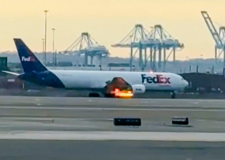 VIDEO: Avión aterriza de emergencia con un motor en llamas