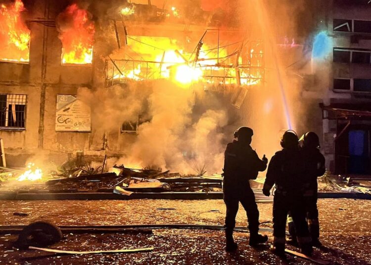 Rusia lanzó un ataque masivo con misiles en el este de Ucrania que dejó al menos 12 muertos y 30 heridos