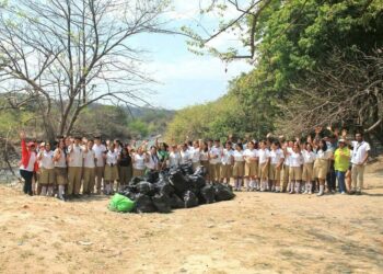 Jóvenes voluntarios limpian el río Jiboa y refuerzan su compromiso ambiental