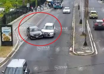 Accidente de tránsito queda registrado por cámaras de seguridad de San Salvador Centro
