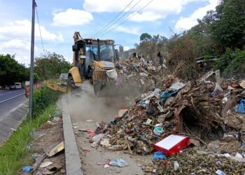 Obras Públicas apoya con maquinaria en remoción de basura en San Salvador Este