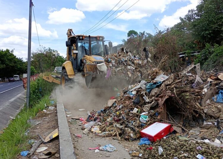 Obras Públicas apoya con maquinaria en remoción de basura en San Salvador Este