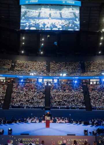 Expansión de programa de becas garantiza educación superior para todos los jóvenes salvadoreños
