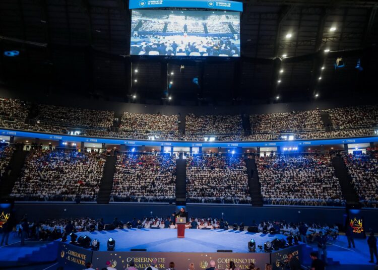 Expansión de programa de becas garantiza educación superior para todos los jóvenes salvadoreños