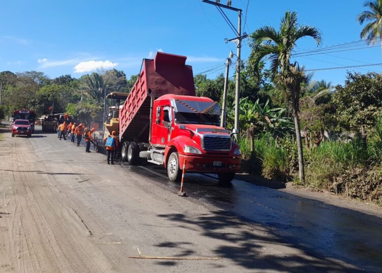 Más del 75 % de avance en la reconstrucción vial de Caluco, Sonsonate Este