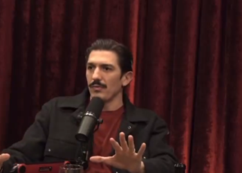 «En El Salvador, los criminales están en la cárcel», actor Andrew Schulz sobre acciones de seguridad del país