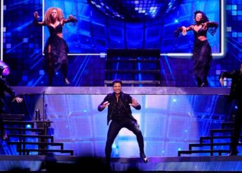 Chayanne hizo vibrar a miles de salvadoreños con espectacular concierto