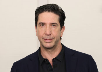 David Schwimmer asegura que ‘levantarse’ contra el antisemitismo no es ‘político’
