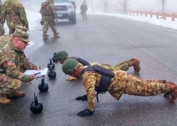 Soldado salvadoreño gana prestigiosa competencia de resistencia en EEUU