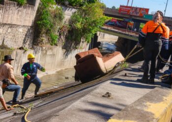 A pesar de constantes limpiezas, Quebrada El Arenal sigue acumulando desechos de grandes proporciones