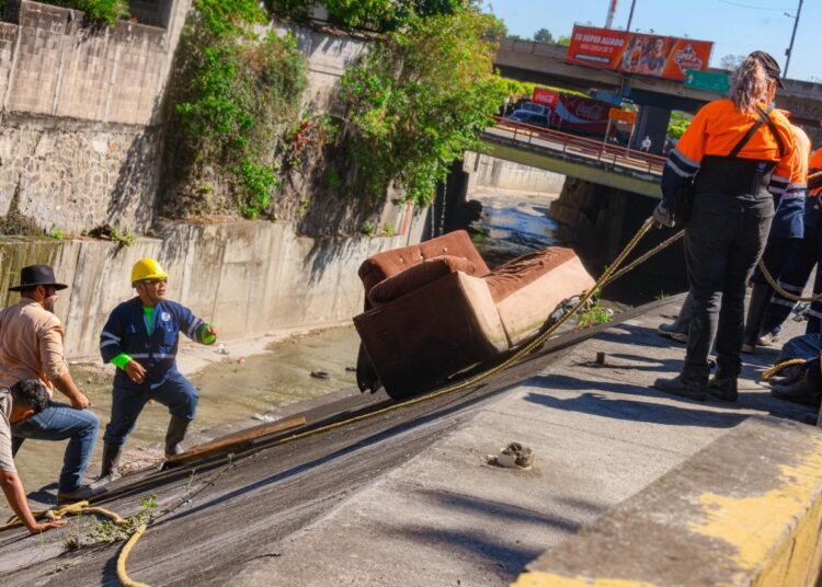 A pesar de constantes limpiezas, Quebrada El Arenal sigue acumulando desechos de grandes proporciones