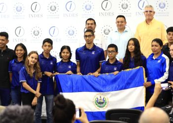 Atletismo entregó pabellón nacional a atletas que viajarán a Guatemala y China