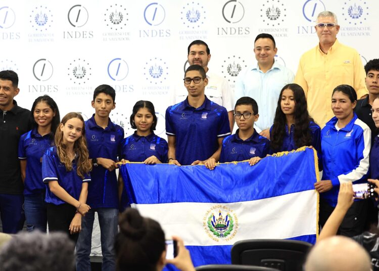 Atletismo entregó pabellón nacional a atletas que viajarán a Guatemala y China