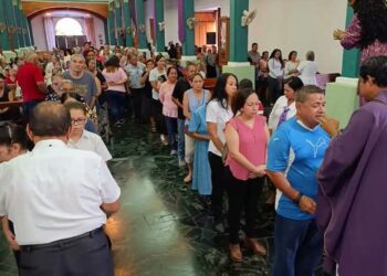 Imposición de ceniza en inicio de la Cuaresma, en El Salvador