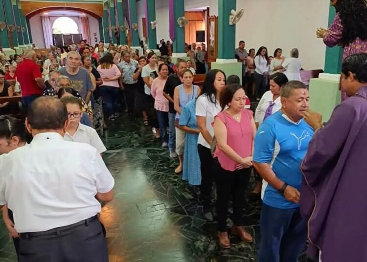 Imposición de ceniza en inicio de la Cuaresma, en El Salvador