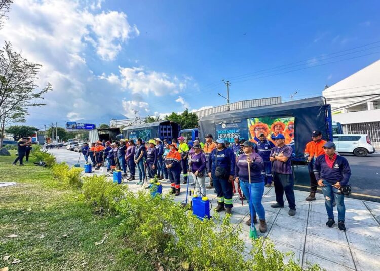 Trabajadoras de Desechos Sólidos restauran el orden y limpieza en Plaza Salvador del Mundo