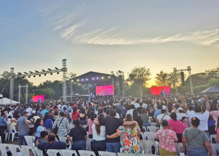 Daddy Yankee comparte su testimonio de conversión ante miles en Santa Tecla