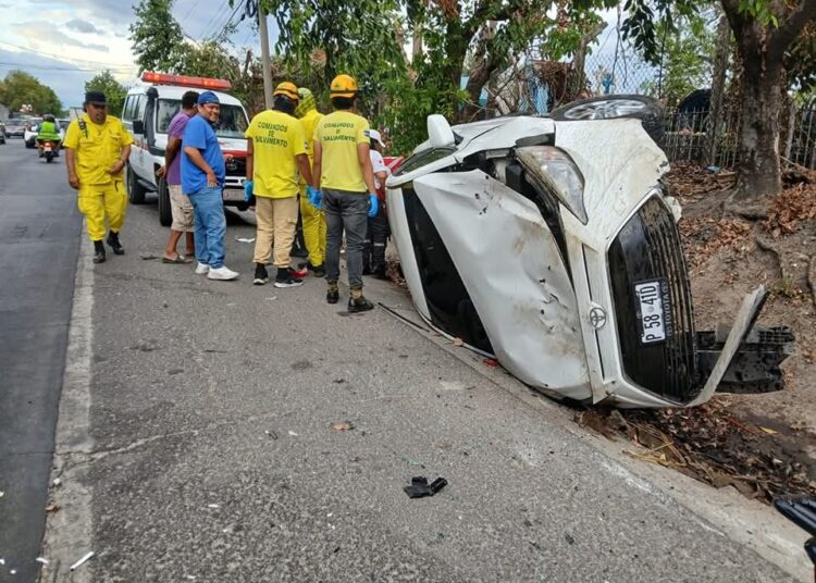 Camioneta se estrella contra muro y termina volcada en la Troncal del Norte