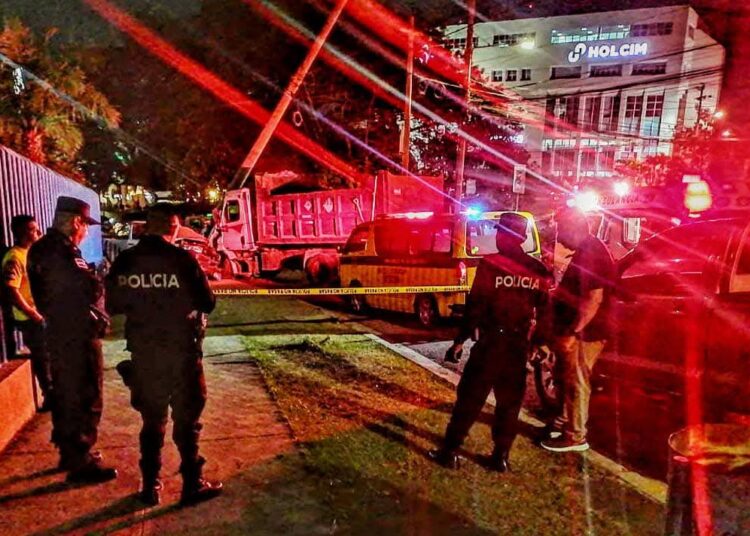 Fatal accidente en Antiguo Cuscatlán entre camión de volteo y pick up deja un muerto