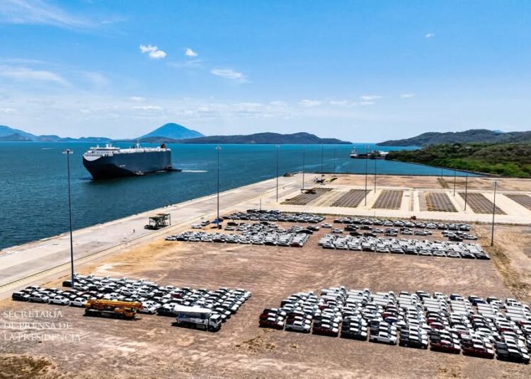 Gravity Highway arriba en puerto de La Unión con casi 300 vehículos nuevos desde Asia