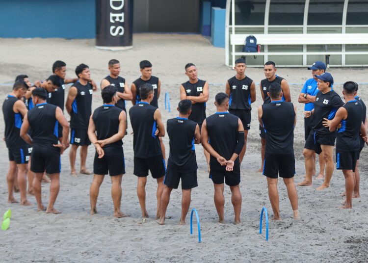 La selección salvadoreña de fútbol playa comienza su preparación para el Mundial de 2025