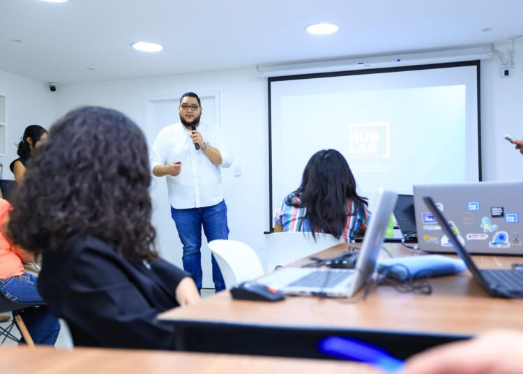 Salvadoreños beneficiados con programa de Migración Laboral reciben apoyo en su declaración de impuestos