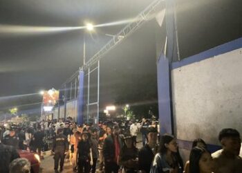 En un ambiente de seguridad salvadoreños asisten a concierto de Fuerza Regida
