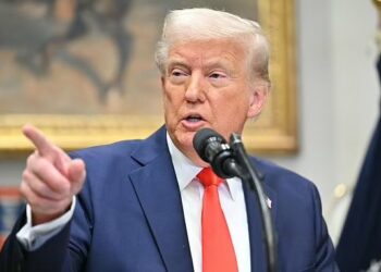 Presidente Trump ordena “pausar” toda ayuda a Ucrania