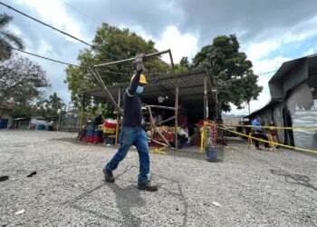 Alcaldía de La Libertad Sur entrega ayuda a comerciantes afectados por fuerte incendio en Santa Tecla