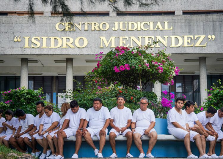 Presentan ante tribunales a red de estafadores de licencias de conducir