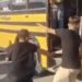 Ayudantes de bus se lían a golpes en la vía pública