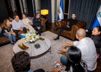 Presidente Bukele se reúne con cuerpo técnico de “La Selecta”