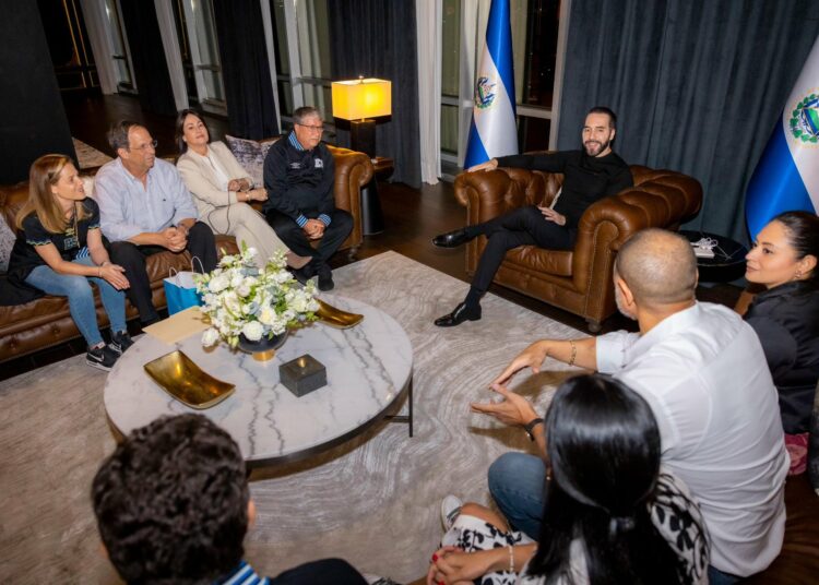 Presidente Bukele se reúne con cuerpo técnico de “La Selecta”
