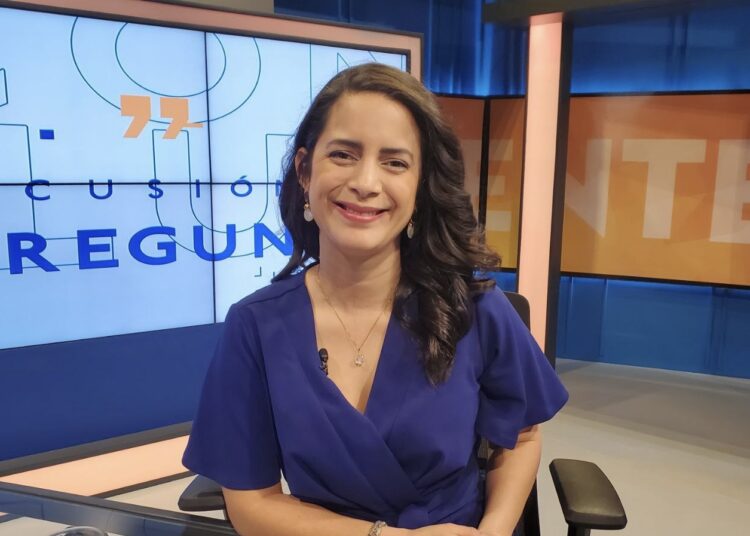 Diputada de VAMOS critica construcción del CECOT