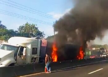 Rastra se prende en llamas al chocar contra separadores en Sonsonate