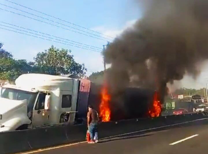 Rastra se prende en llamas al chocar contra separadores en Sonsonate