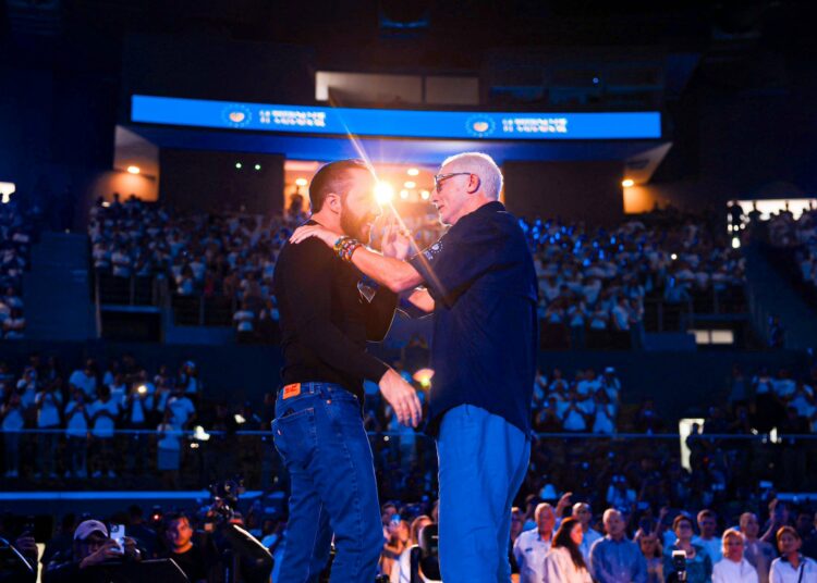 15,000 jóvenes salvadoreños serán beneficiados con una beca universitaria “Roque Dalton”