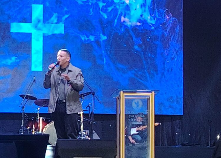 Raymond Ayala trae un mensaje de amor y salvación a El Salvador