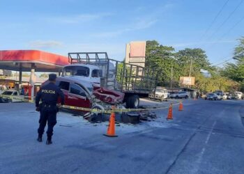 Conductor y su acompañante pierden la vida al chocar de frente con un camión