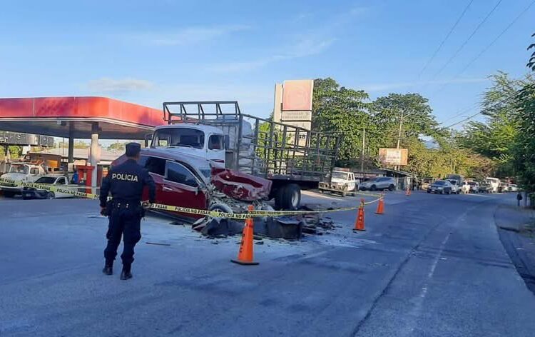 Conductor y su acompañante pierden la vida al chocar de frente con un camión