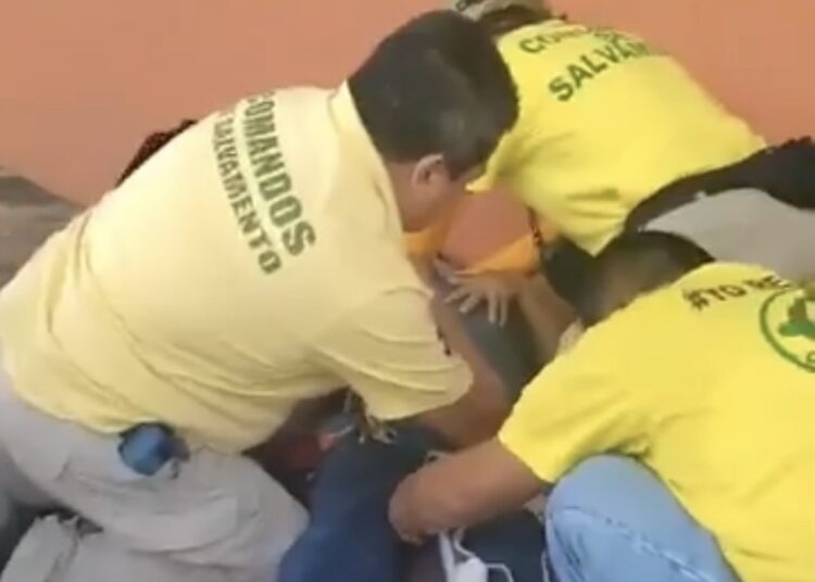 Hombre es vapuleado al interior de la UES