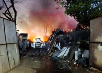 Chatarrera es consumida por las llamas en la carretera a Sonsonate