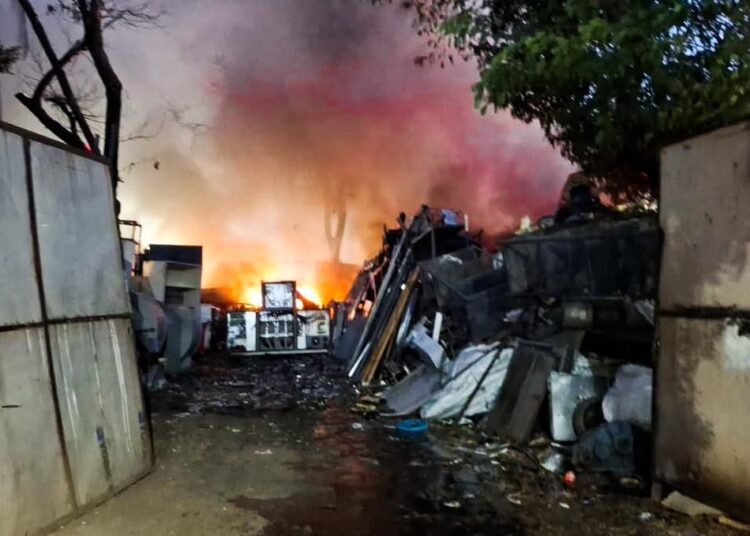 Chatarrera es consumida por las llamas en la carretera a Sonsonate