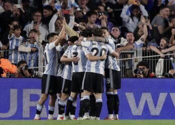 Argentina aplasta 4-0 a Brasil y se clasifica al mundial