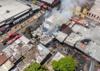 25 puestos fueron comsumidos en el incendio de Santa Tecla