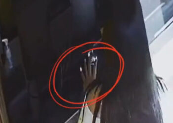 Mujer hurta billetera con $300 en su interior en Soyapango