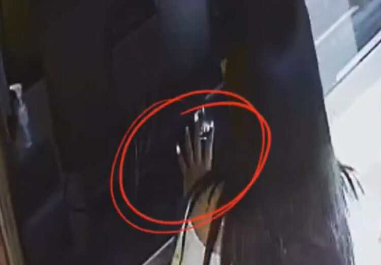 Mujer hurta billetera con $300 en su interior en Soyapango