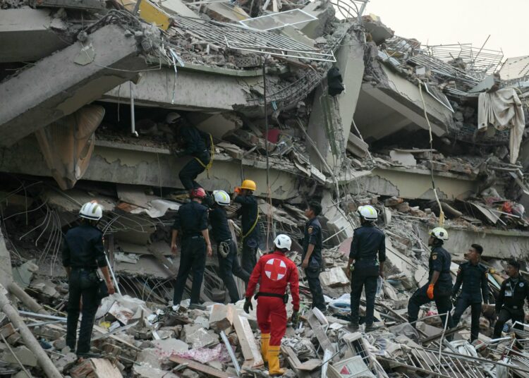 Sigue la búsqueda de sobrevivientes en Birmania