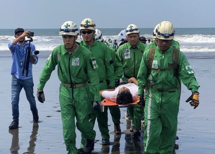Cruz Verde lanza “Plan Verano 2025” con simulacro de rescate acuático